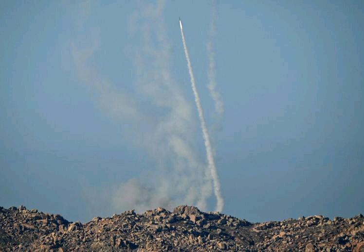 大陆军方环台军演进入第二天，有外电记者看到多枚火箭12月30日早上9点在靠近台湾