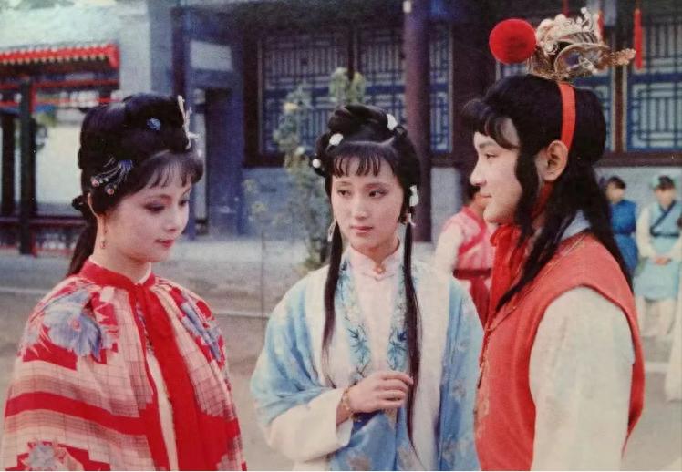 宝玉是小名，他的大名叫啥？把三兄弟的名字合起来念一念就知道了