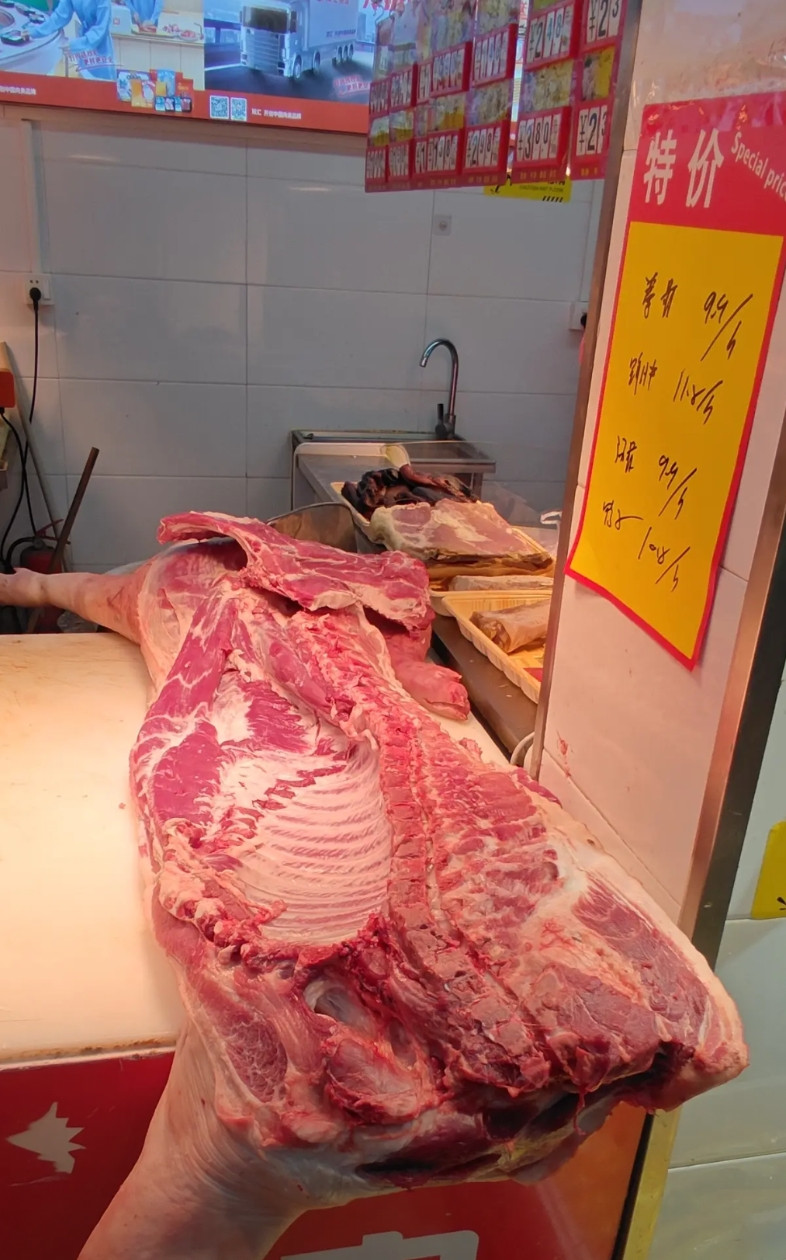 其实猪肉一开始确实并不适合来吃，因为它真的是臭的。有些宗教文化里一直不吃猪肉，