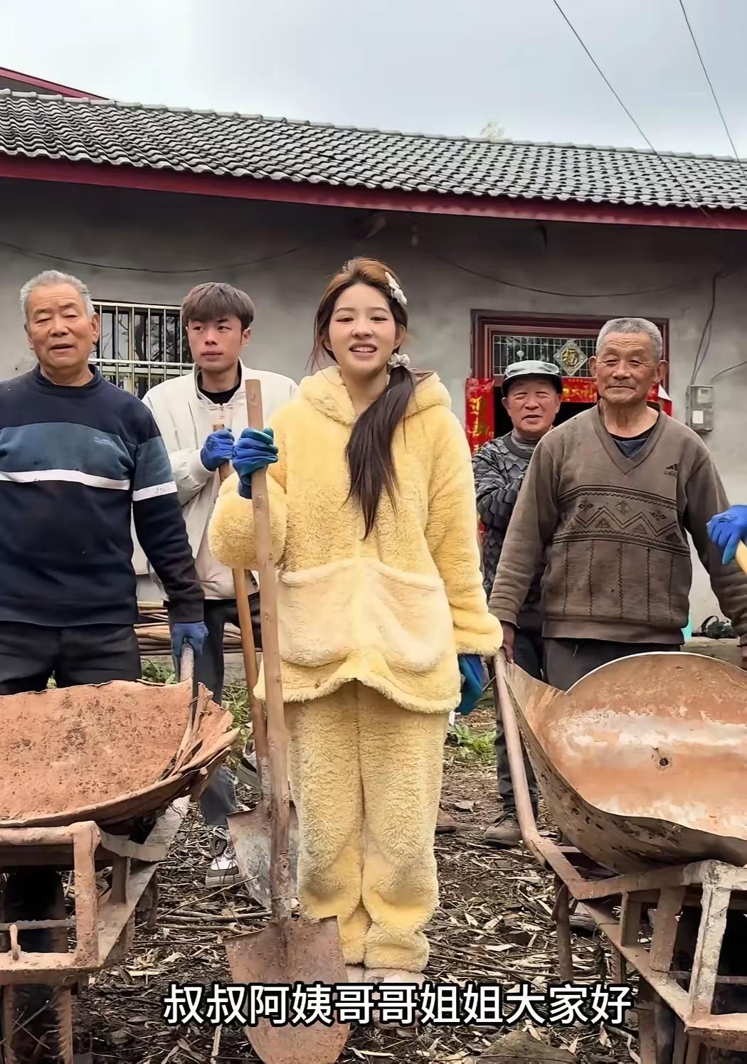 “你怎么变丑了？”直播时有人这么问阿梓。她笑了笑：“在农村就这样啊，不打扮