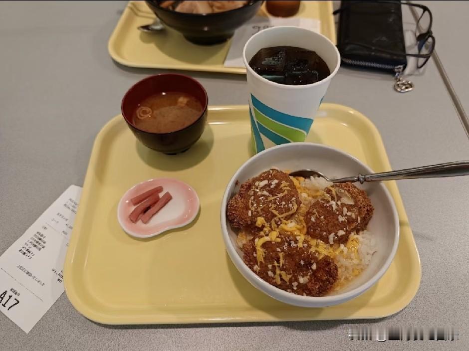 运动员的饮食还没解决，亚运会媒体记者也开始抱怨了。一份猪排饭+可乐+一份汤+三