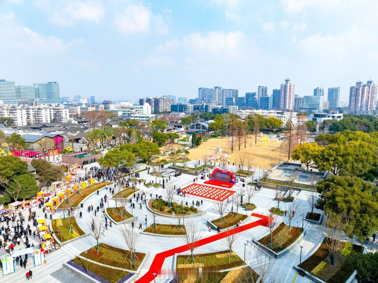 宁波中山广场焕新开放潮玩非遗2月8日，宁波中山广场完成改造正式开放，以“潮玩、