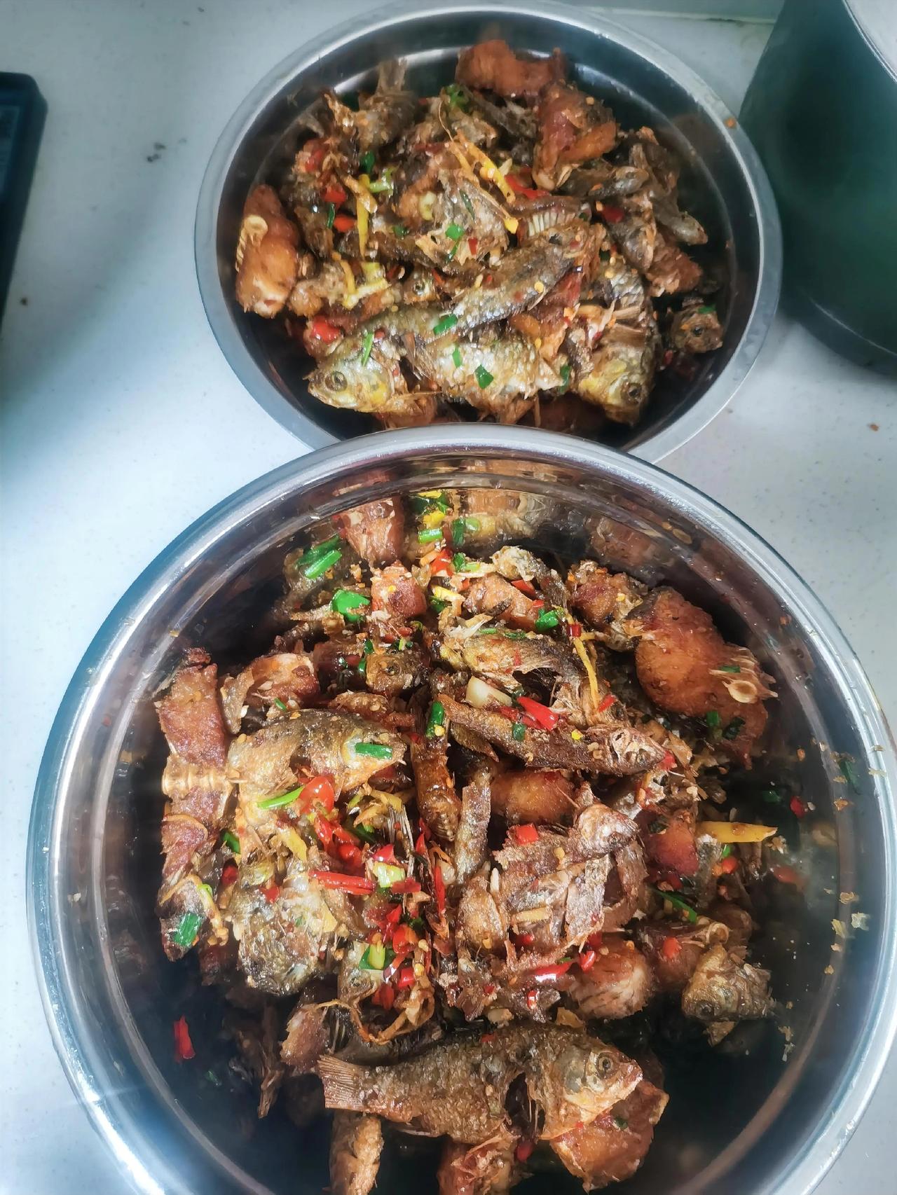 今日公司食堂菜谱：红烧鱼块青椒炒肉紫菜蛋花汤。2025的不堪回首，让我