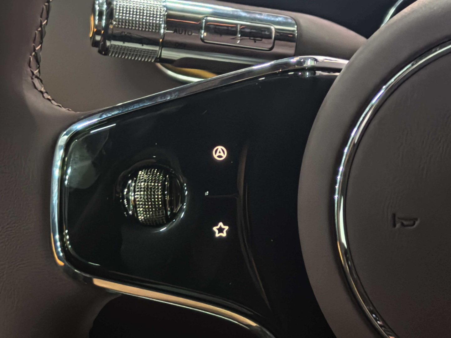 智界V9的定位，只要看一个点就知道了：方向盘带L3按钮正常带有华为ADS的车