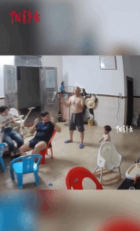 隔壁村有个后生，20多岁，在深圳打工时突然疯了，家里人把他接回来，药吃了不少，人