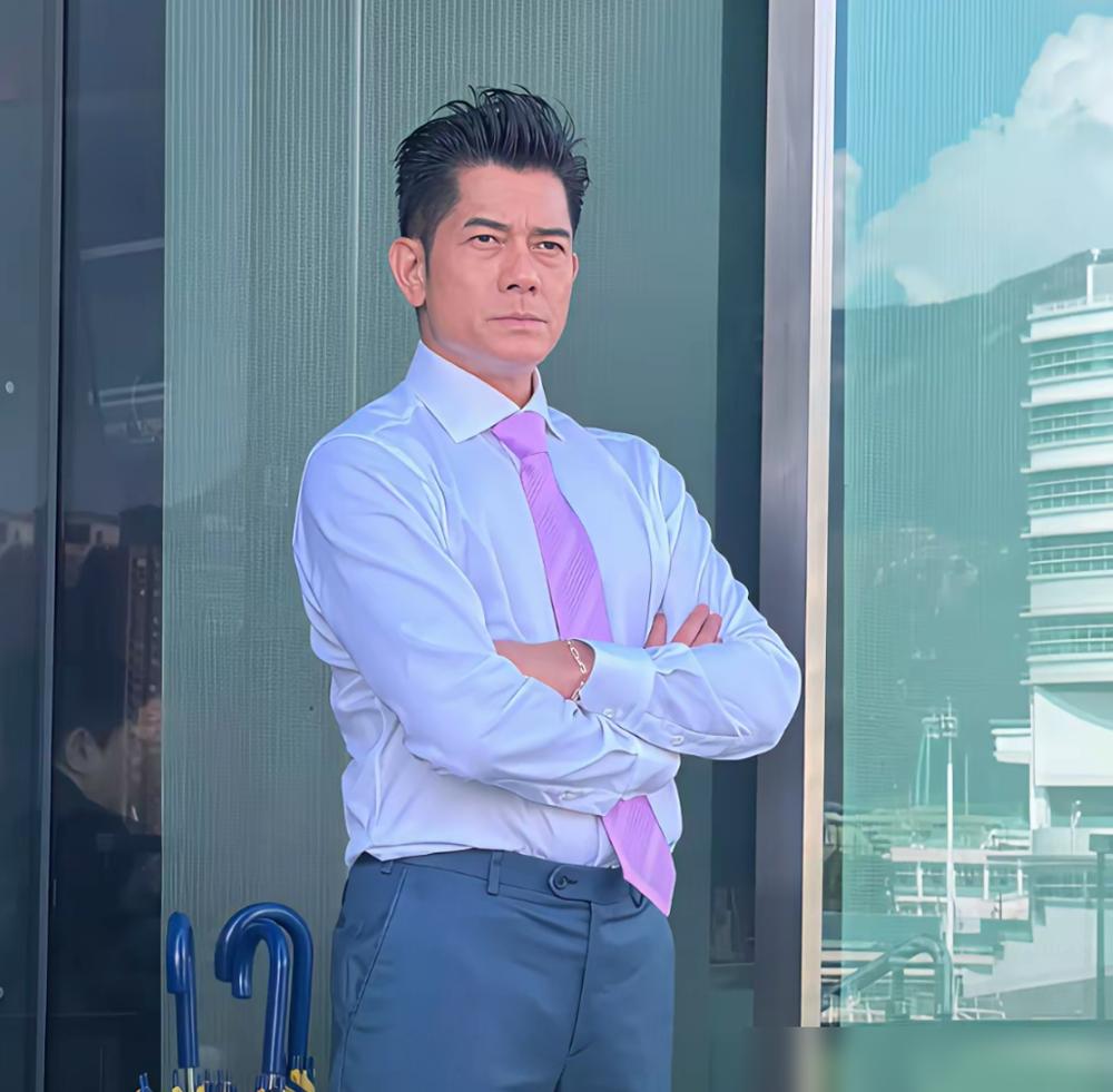 60岁的郭富城，再次分享了孩子的动态。三胎女儿在2025年10月出生，他直接晒出了孩子的正面照片，配