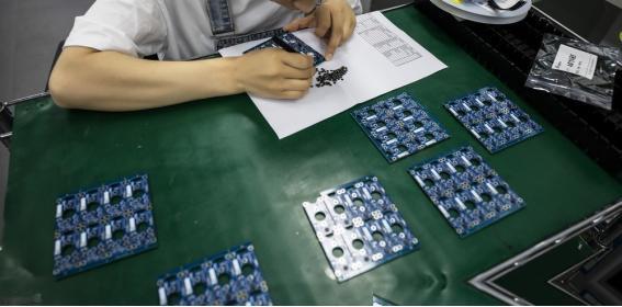 美国：绝不允许把使用美国技术的光刻机，卖给中国！中国：绝不允许把使用中国稀土