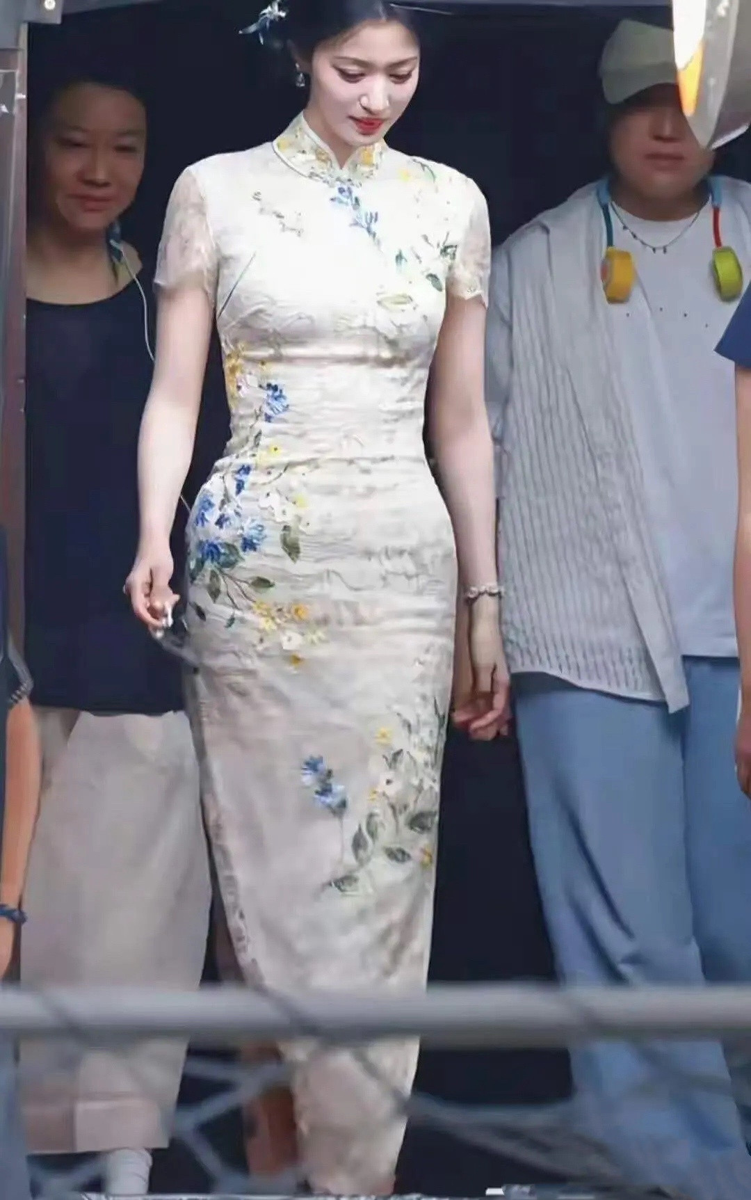 王楚然这旗袍怎么怪怪的，衣服是不是太紧身了？​​​