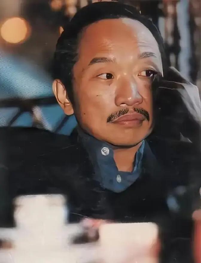 1985年武侠巨擘古龙抱恨离世，挚友们为其备下48瓶顶级XO洋酒深埋墓穴，风流才