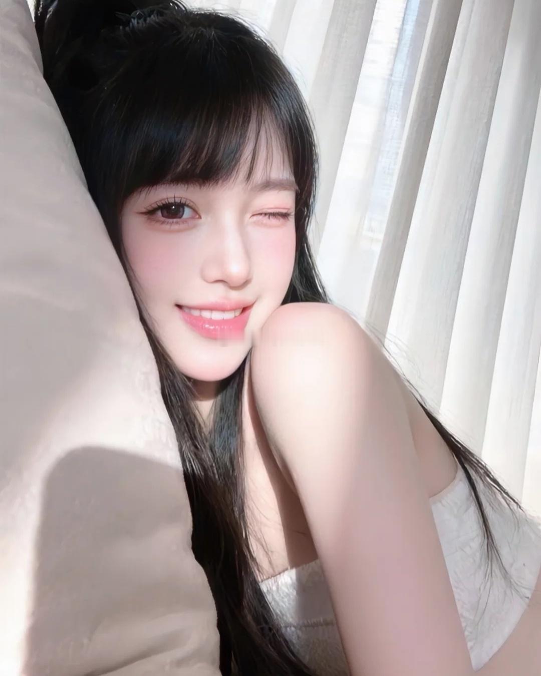 新娱料来咯！1.李宇春很喜欢那种规律的生活，还会朝九晚五地上下班打卡。2.孟姐也