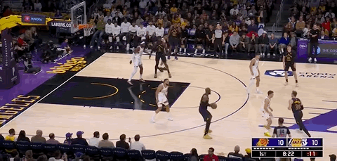 这赛季我很困惑的一件事，就是詹哥的三分姿势好像很随机，有时候是出手点偏后，甚至有