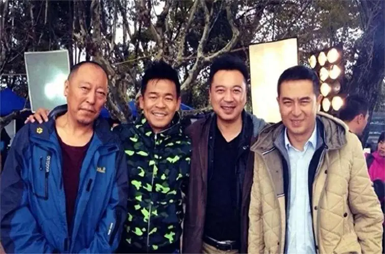 右边第一霸气十足的是张嘉译，雅人深致的是张晞林，落落大方的是孙浩。左一这位身穿蓝色外套，发际线后移，