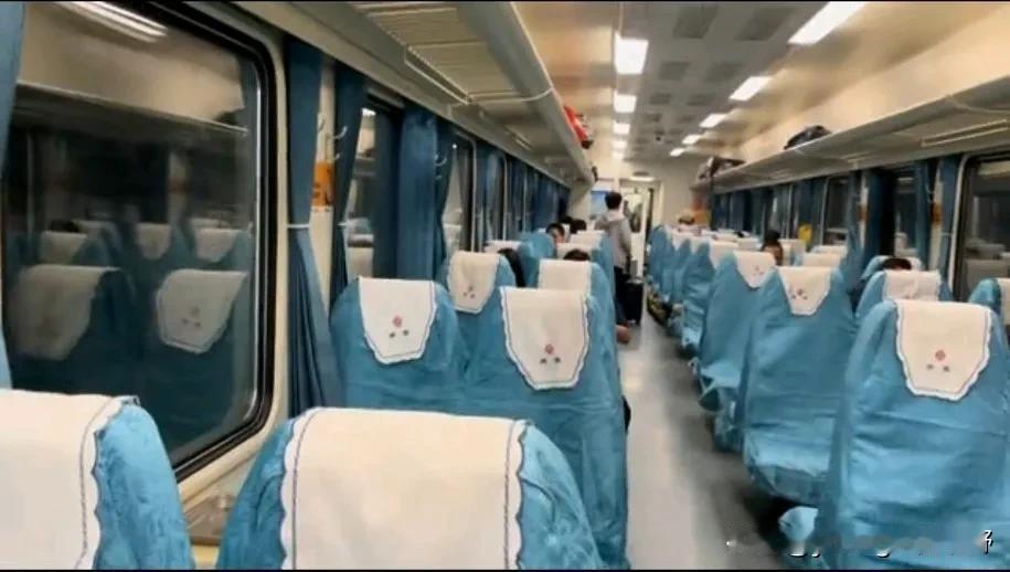 南宁局的普速列车，使用的这种淡蓝色的座椅罩子看着还挺舒服的。乘坐硬座火车，人少的