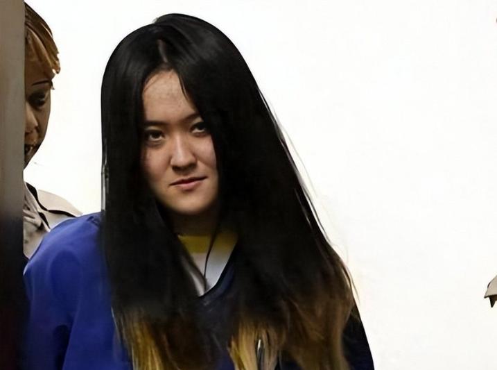 2015年，中国女留学生组织了一场令全美震惊的校园霸凌案，法庭上她竟目中无人，公