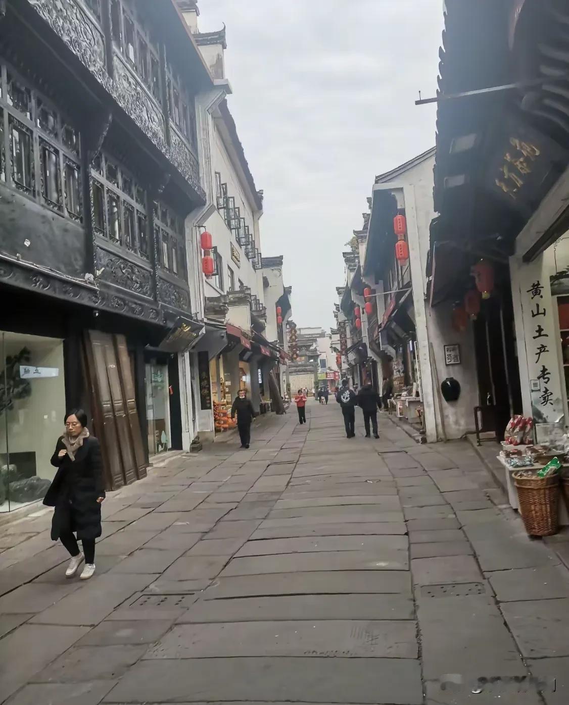 我亲戚家的孩子，开奶茶店，赔了20万。心里不服输，又在商场开了一家火锅店，又赔了