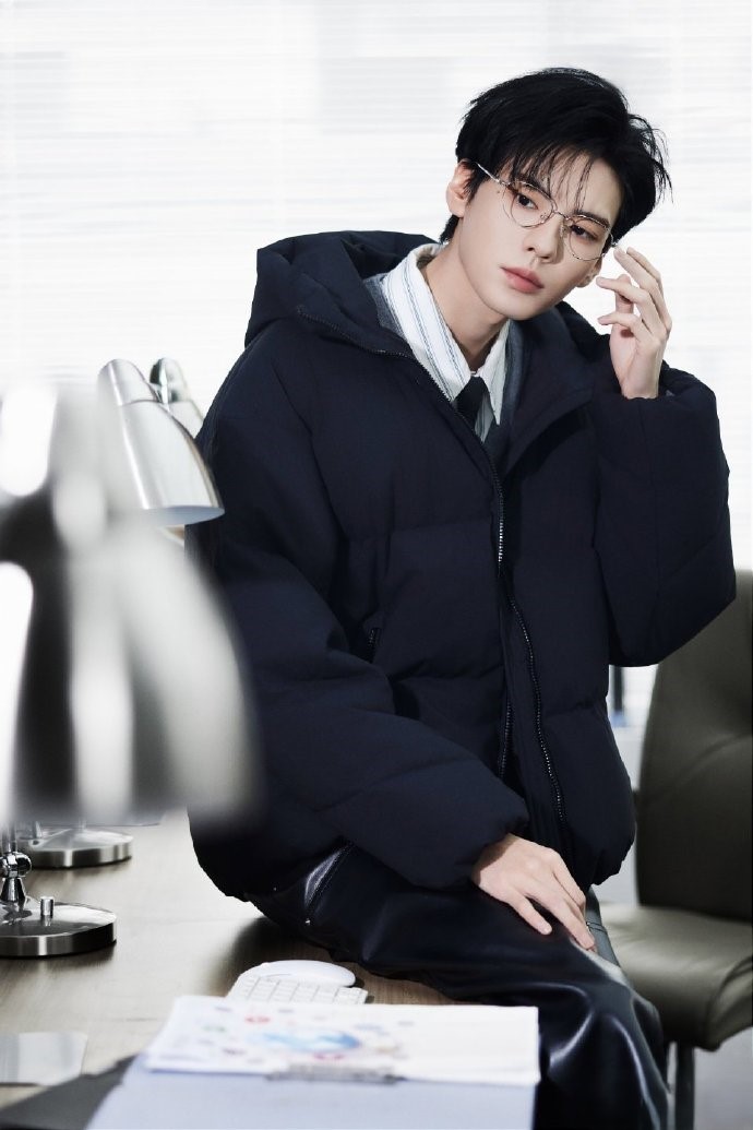 线下人气杀疯了毕雯珺上海活动粉丝挤满楼连电梯都满员，黑色羽绒服+皮裤+银丝眼镜