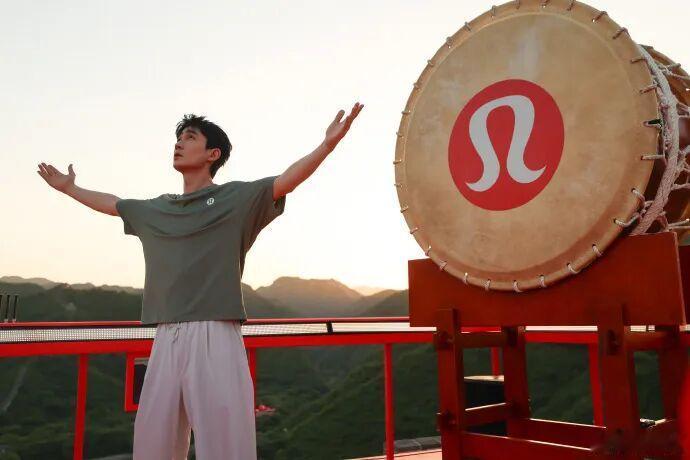 朱一龙估计自己也没想到，好端端去长城参加个瑜伽活动，结果因为一面鼓，被架在火上烤