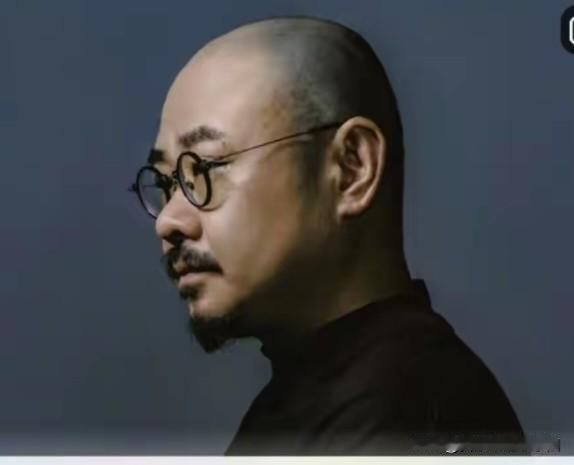 是什么让刀郎在巅峰时期选择隐退?就头条推出的上述话题，小编谈一下自己的观点。