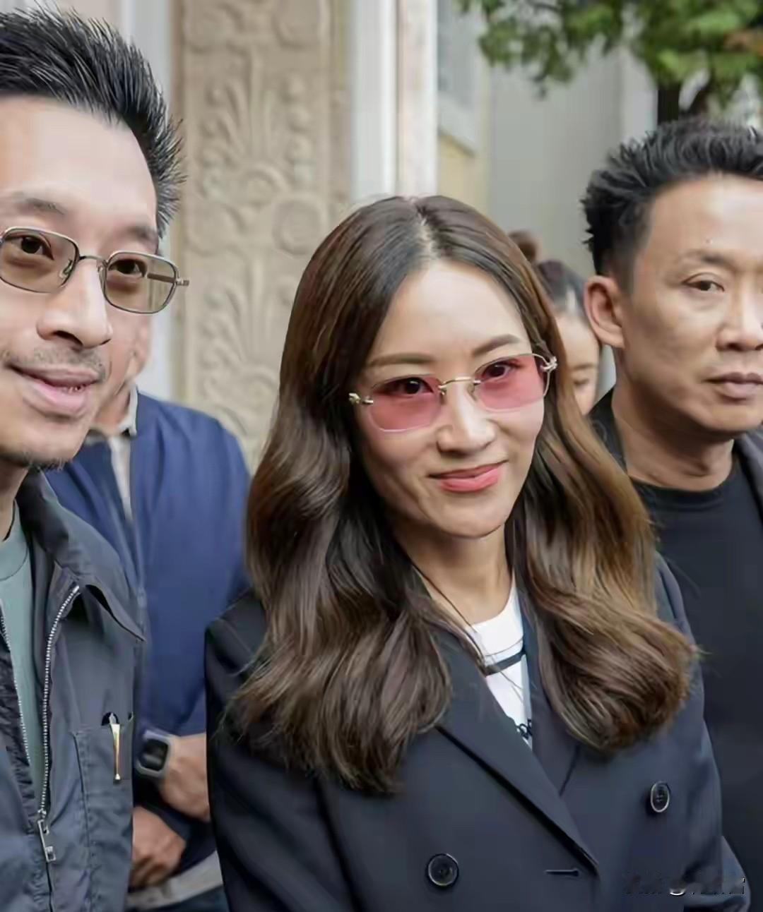 划重点，他信出狱后，他的接班人非她莫属，她就是大女儿萍通塔，伦敦城市大学卡斯商学