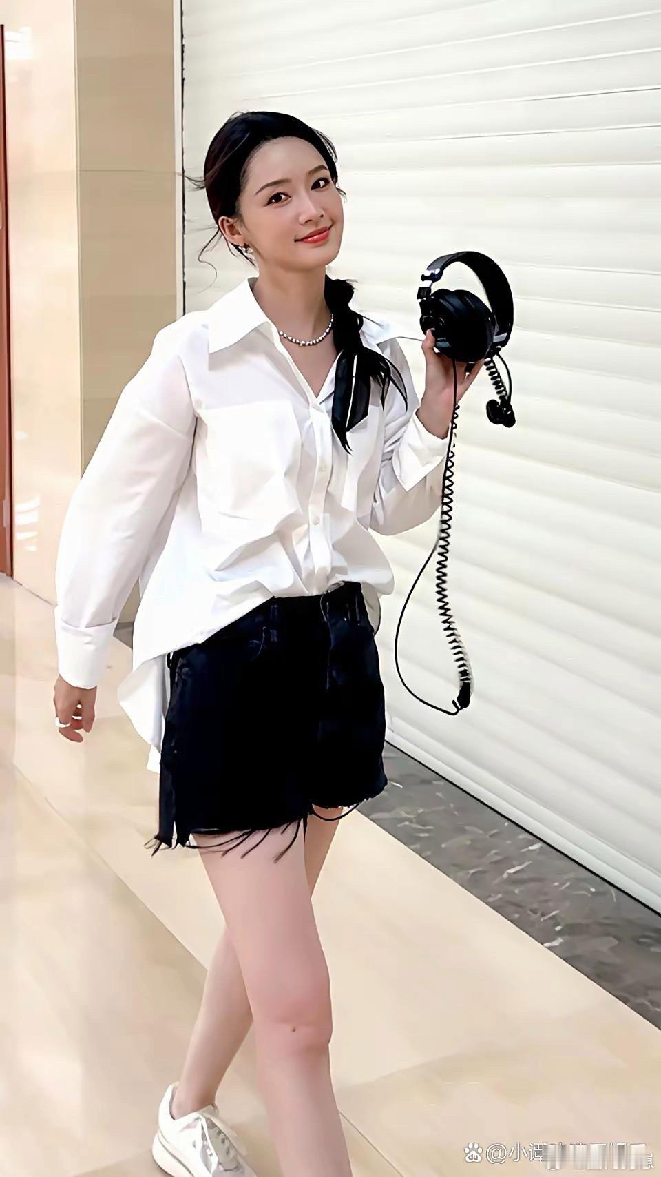 李沁超美，上班路透元气十足～​​​