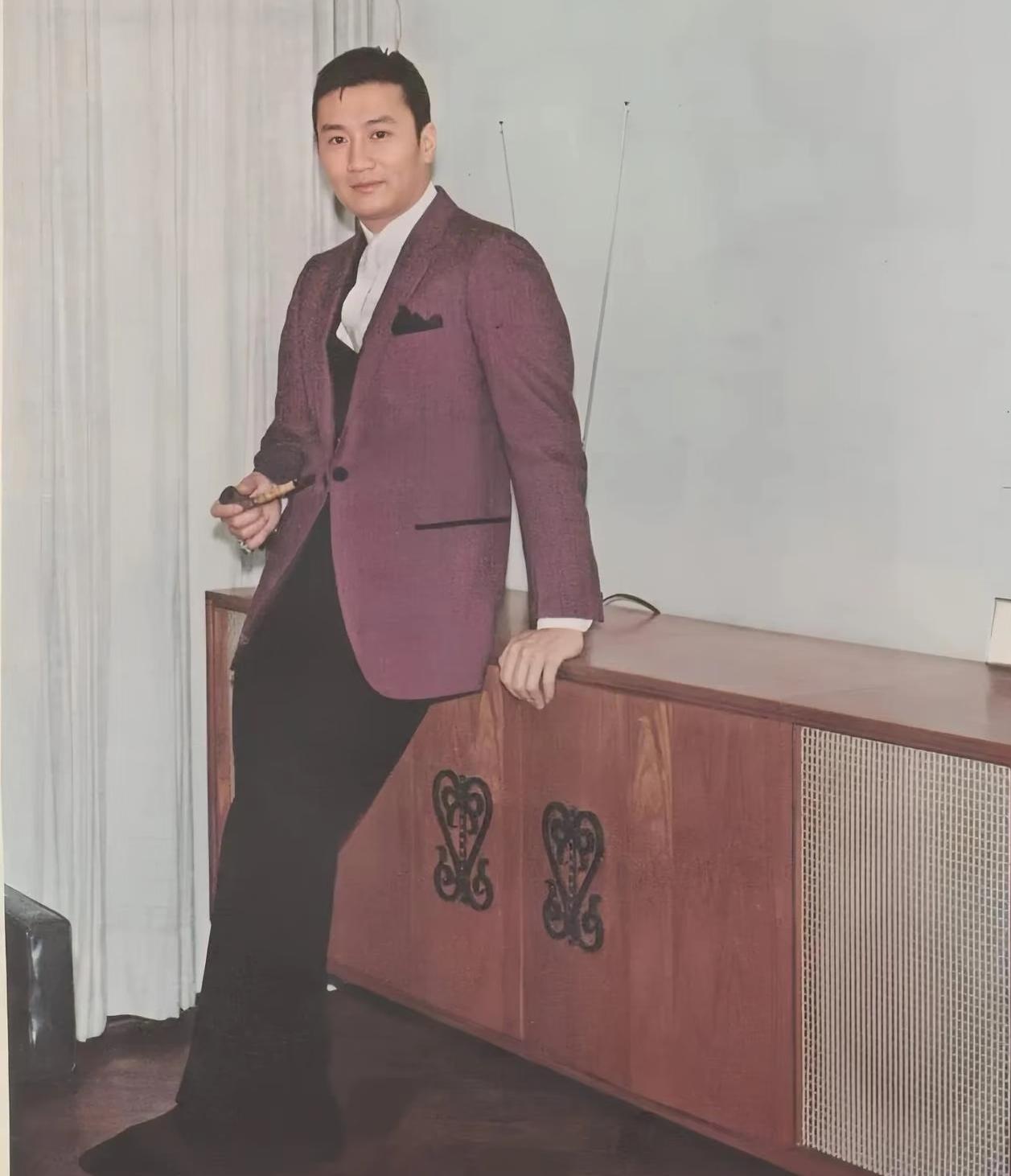 70年代，谢贤年轻时，一张罕见的留影，拍摄地点为香港电影公司摄影棚，主人公正是人