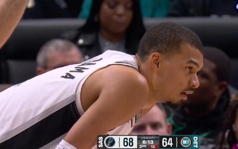 防守兜底！NBA马刺大胜活塞，文班亚马21分+17板+6帽，投篮16中6，对比赛