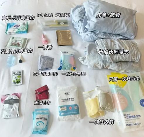上周出差，同事看我行李箱塞得鼓鼓囊囊，笑我：“住酒店啥都有，你带这么多不嫌累？”