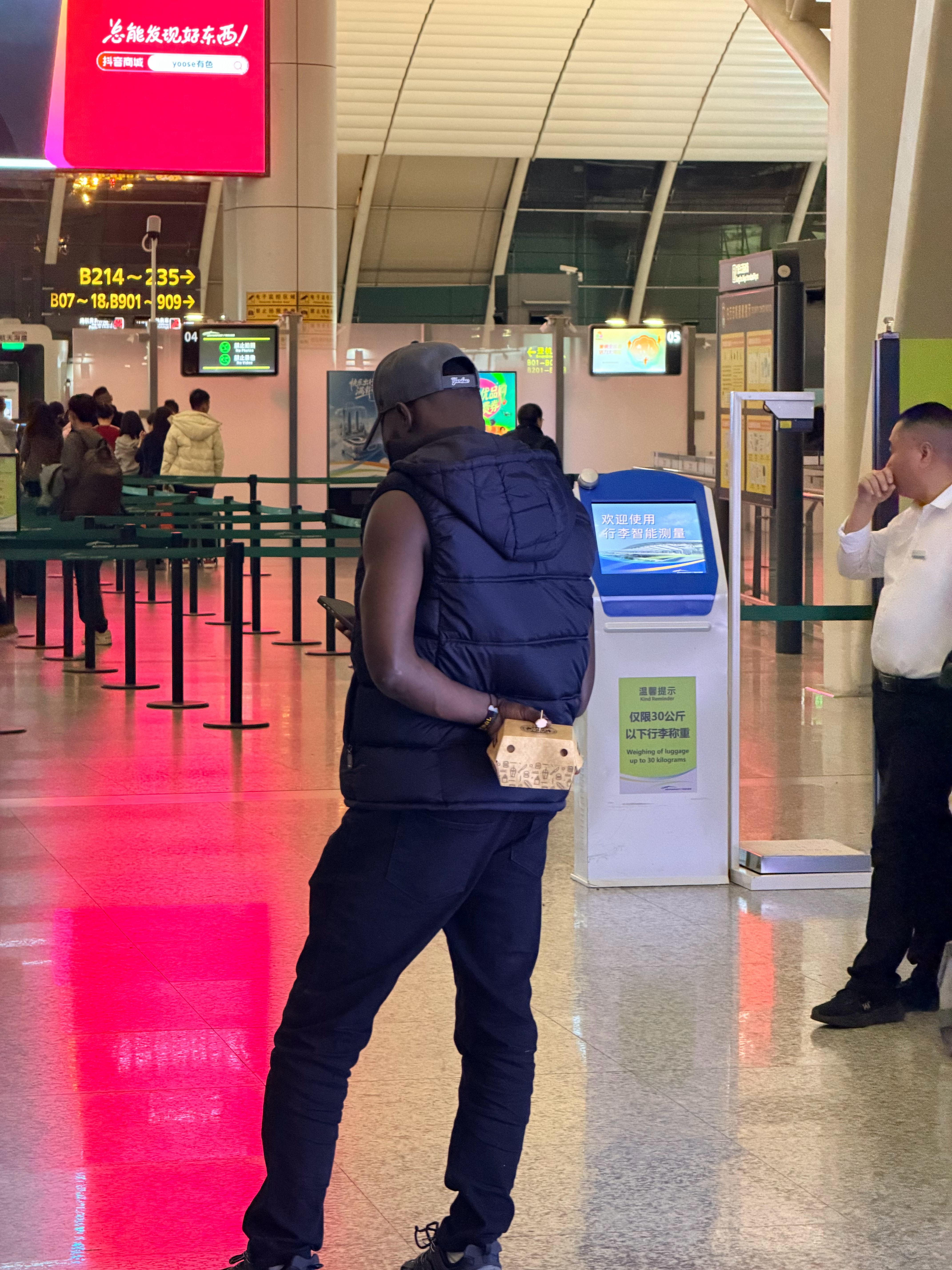 这是什么造型？羽绒服配空心