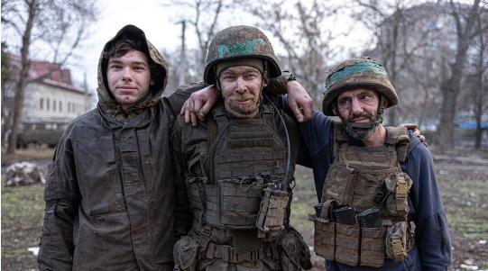 图文：乌军3名步兵在坚守康斯坦丁诺夫卡前线阵地224天后成功撤出乌克兰第93