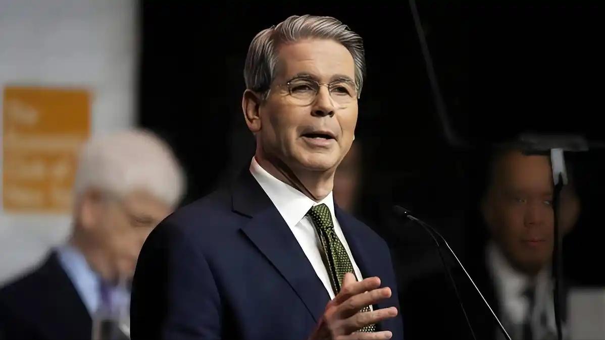 摊牌了！美国人终于不装了！美国财政部长贝森特彻底撕下了“公平竞争”的伪装，直接把