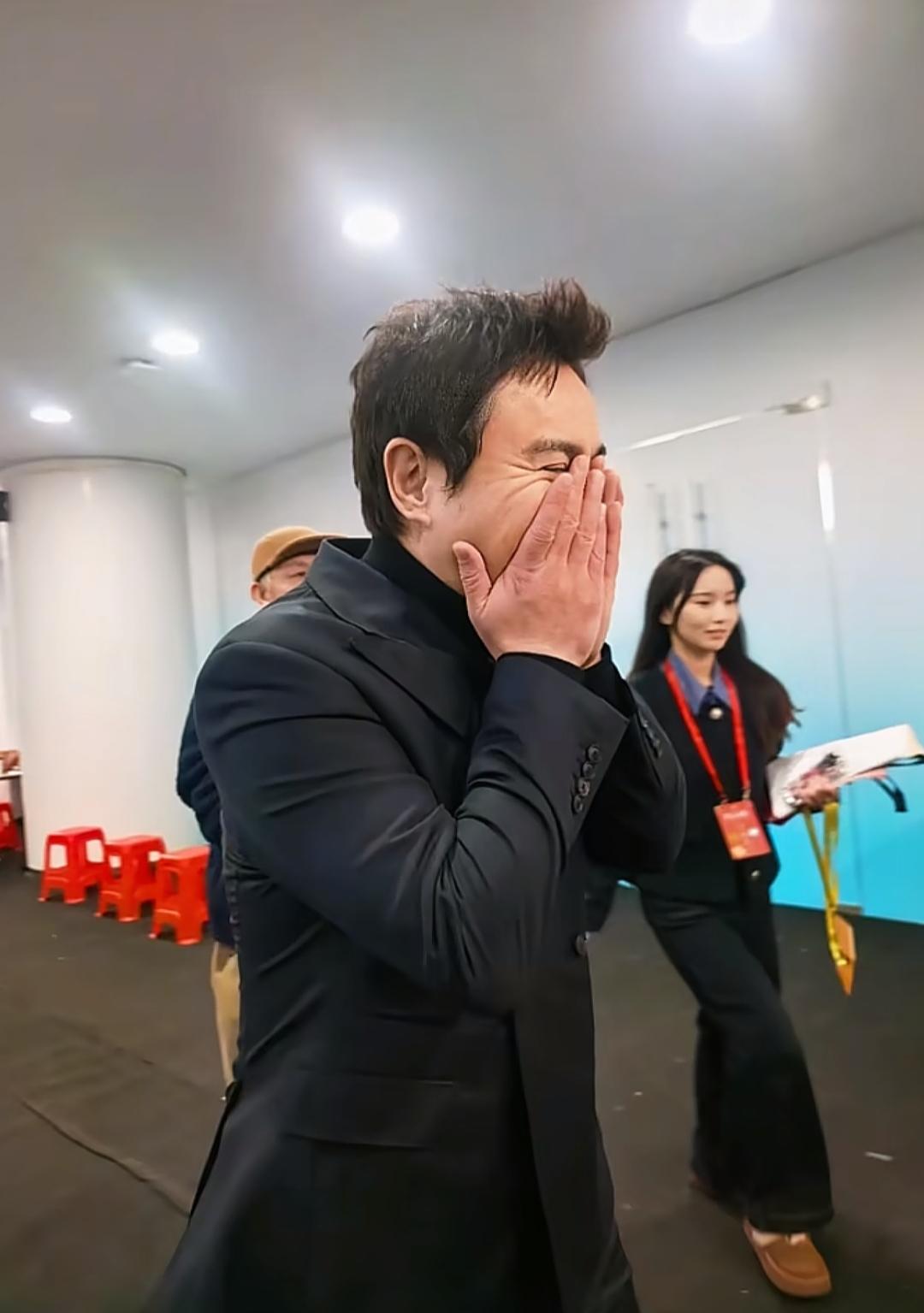 今年春晚，沈腾闹了个笑话，他忘词了，本来要说“我不光是来拜年的，我还想来主持”，