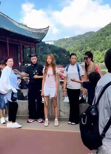 颜值这东西是真难评，蔡少芬女儿跟她就像一个模子里刻出来的，就连笑起来都...