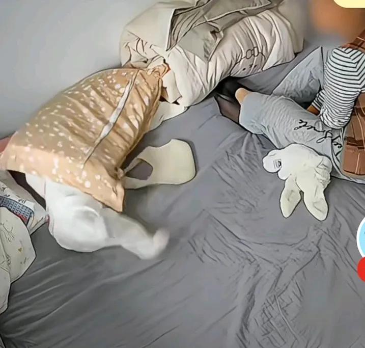 宝宝被枕头捂住头，嘴里被塞着安抚奶嘴哭不出来，一旁月嫂丝毫没察觉，爸爸说，双职