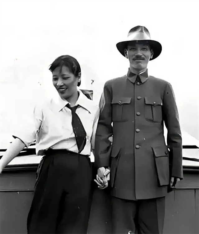 这是1927年，新婚不久的蒋中正，手挽着自己的妻子宋美龄，一张罕见的留影，就在不
