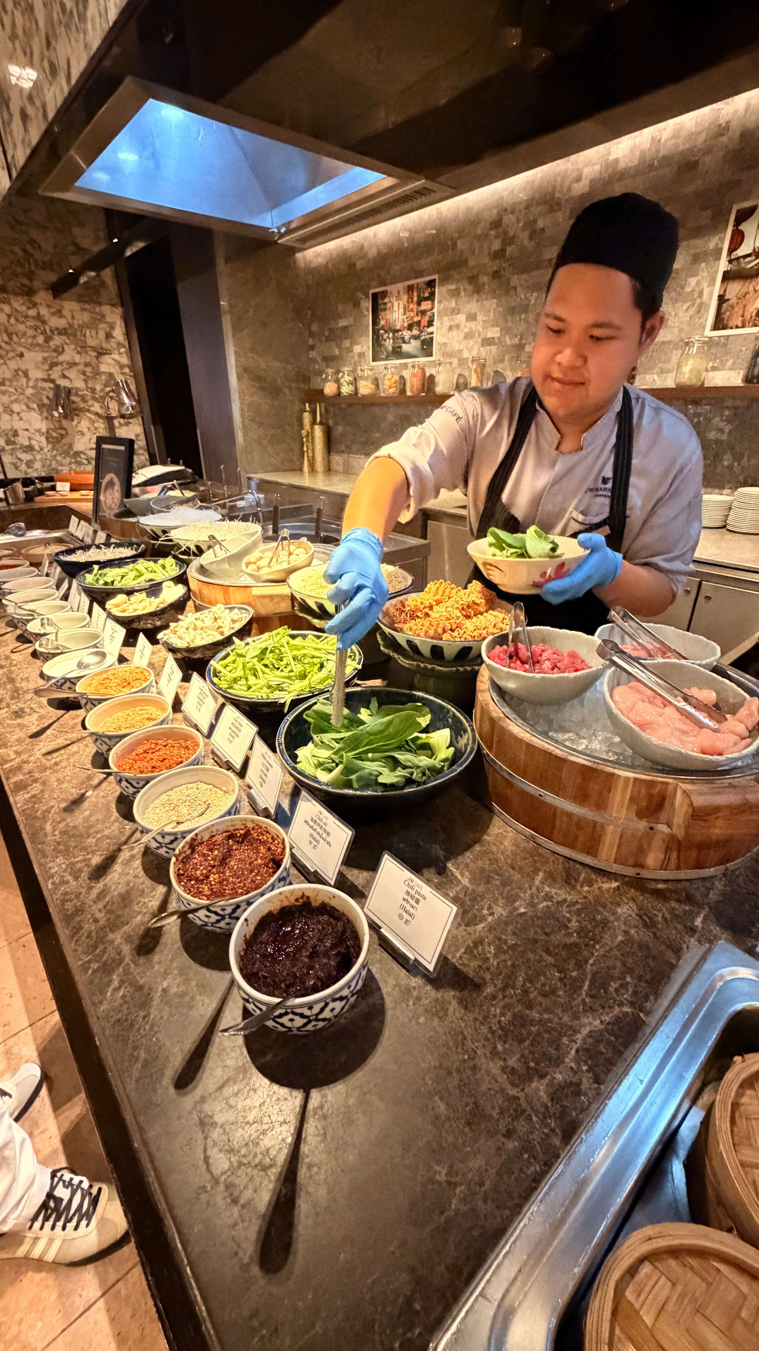 泰国时间早晨9：00🕘酒店早餐相当丰盛，但中国胃胖豆依旧是拿了茶叶蛋还有自带的