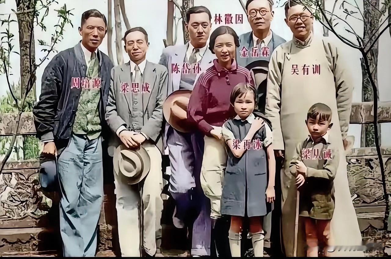 1938年，林徽因夫妇与西南联大好友踏青时留下了一张大合影。合影中自然少不了“逐