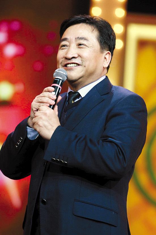 演员姜昆说，第一届春晚，难呐，谁愿意上啊，我是跑腿的，去找陈佩斯朱时茂，就找了五