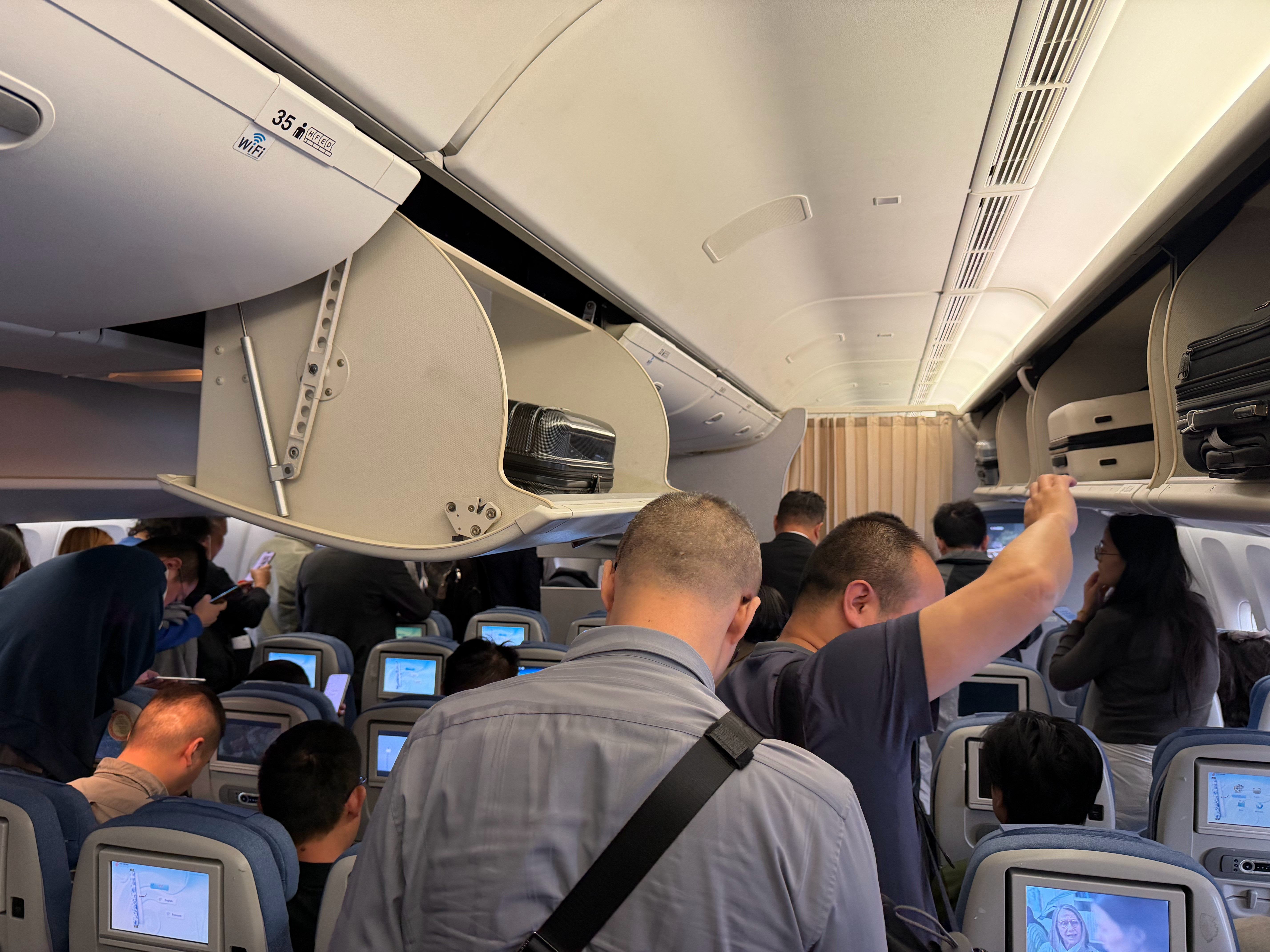 等着下飞机，我边上大哥电话没停过，飞机刚落地就开始打了，一会儿这个单三千万，下个