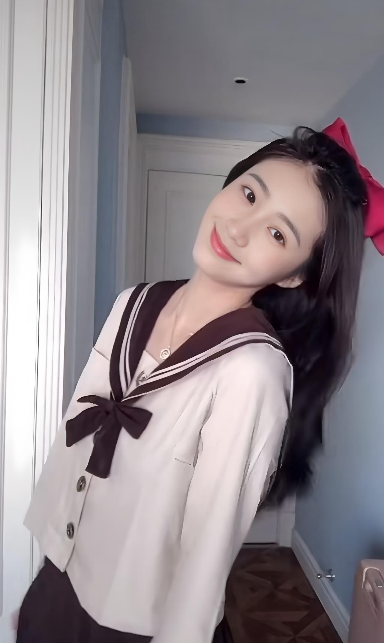又一年大学毕业季，我依然记得你的依恋。有哪些美女让人过目难忘？治愈系校花纯欲