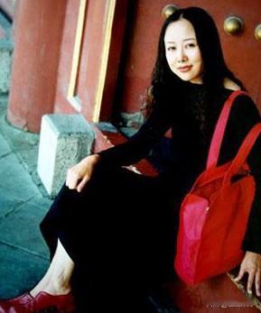 陈丽华一走，金宝街的旧账全算她头上，简直是典型的欺软怕硬。当年金宝街本就是政府主