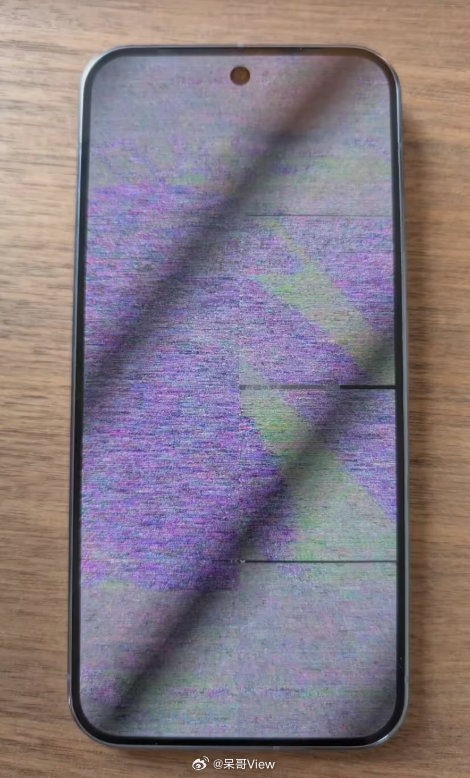 谷歌Pixel10系列手机被曝出现“花屏”问题，关键是真有人敢买，都是给小白鼠