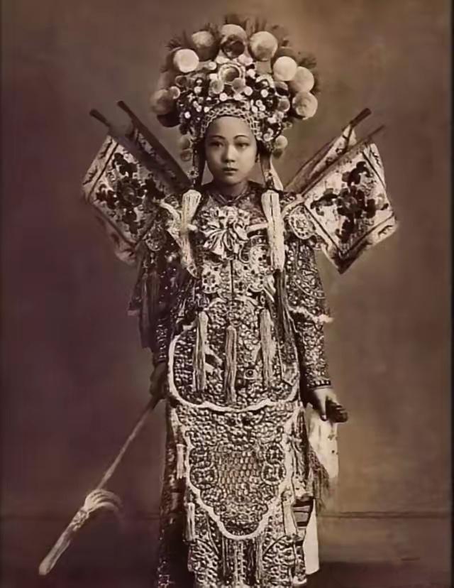 他是天津著名评剧男旦筱菊庭，15岁在演出时被小日本的宪兵队长饭平治看中，将师父师