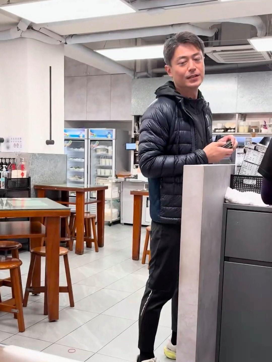 老干部”霍建华现身一家餐馆，他一边和粉丝打招呼，一边拿着钱包在柜台和老板结账，真