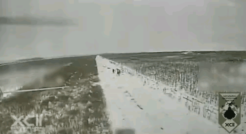 难得一见！古代骑兵与现代无人机的相遇，有一种时空错位的既视感。宽阔的道路