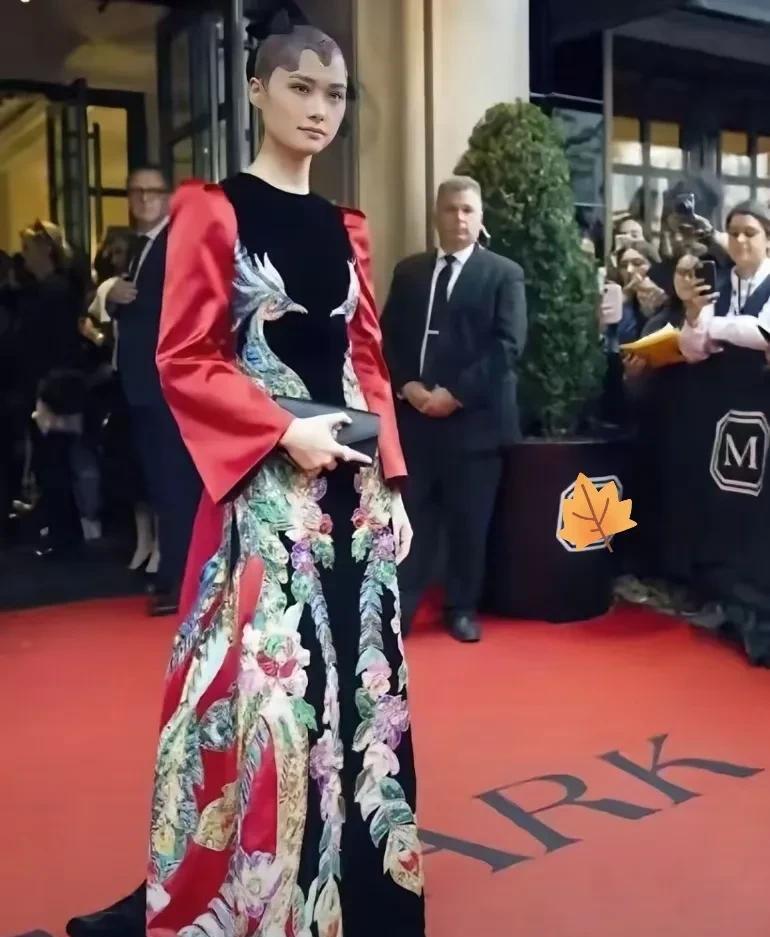 李宇春这几日出门穿了一条裙子，粉丝和她经纪人看完这条裙子后沉默了……这条裙子是某