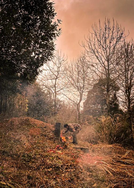 为什么老年人特别愿意上坟?老年人特别愿意上坟，原因有很多。从情感上来说，上坟是