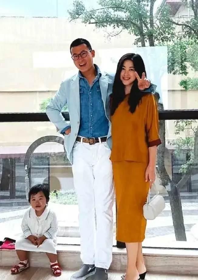朱珠一家三口的合照，珠宝：妈妈自己美就行，不用管我