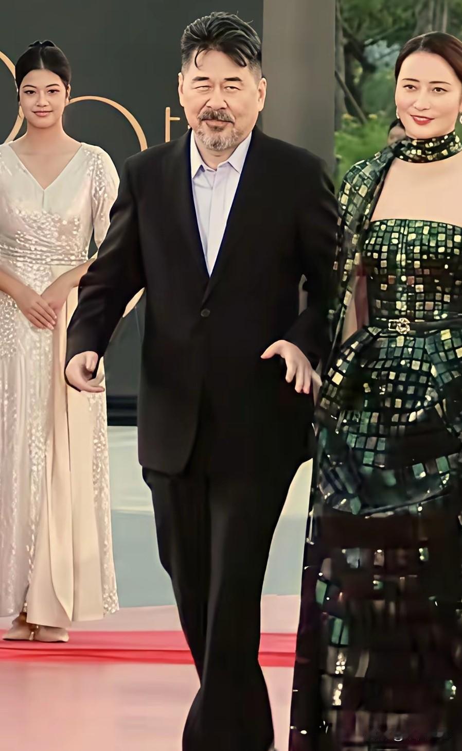 这造型有点早，迷失了自身的儒雅和帅劲，真不适合陈老师。是不是旁边的美女也看不惯啊