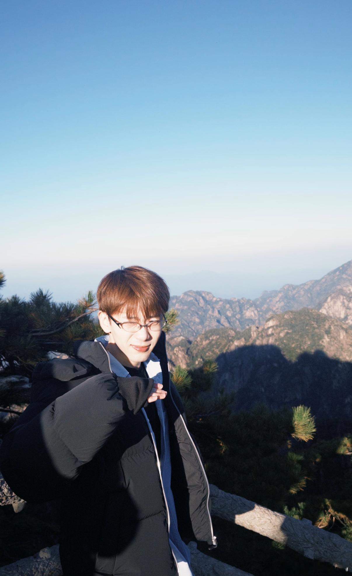 这和费启鸣一起看日出有什么区别跟妈妈一起看vlog，妈妈说“这小伙子真温柔”，