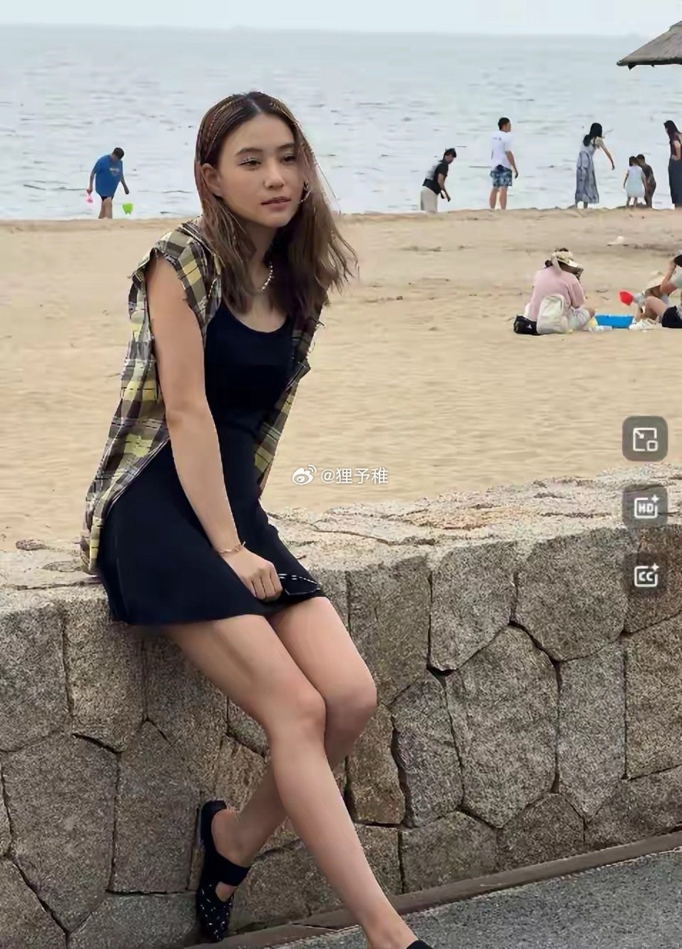 何超莲阿那亚偶遇，这状态如何？​